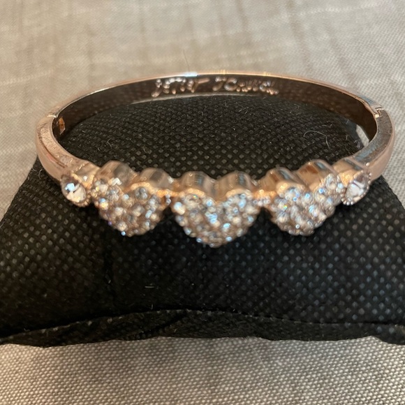 Betsey Johnson bracelet - Picture 6 of 9